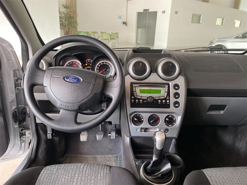 Ford Fiesta - 1.6 ROCAM SEDAN 8V FLEX 4P MANUAL